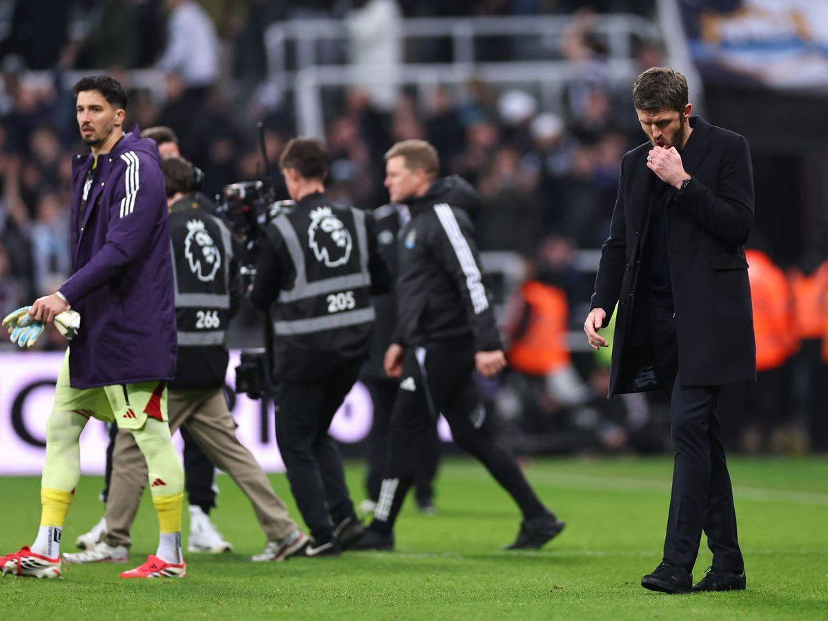 不装了！卡里克发飙，赛后举动说明一切：曼联球员让他失望透顶